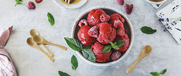 Fruchtiges Himbeer-Sorbet mit YOGI TEA® Frauen Balance