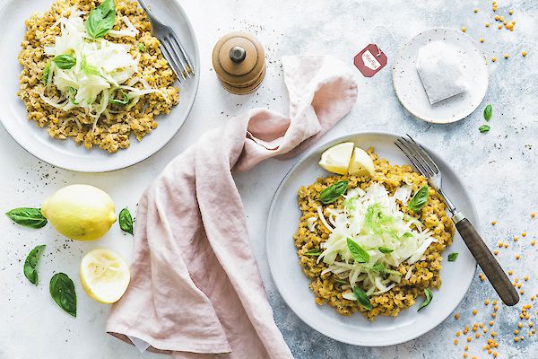 Ensalada tíbia de lentejas con hinojo en escabeche y YOGI TEA® Voz Clara