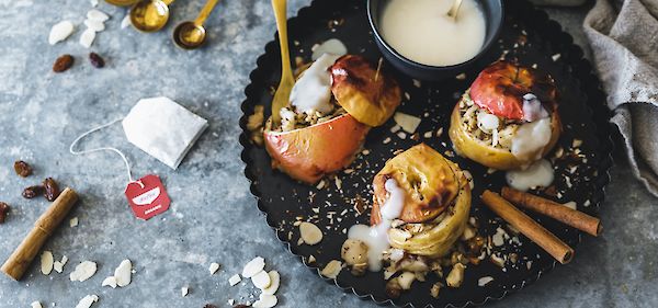 Ugnsbakat äpple med krämig YOGI TEA® Immune Support mandelsås