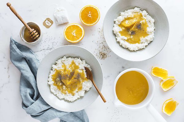 Pap van rijstebrij met gekruide YOGI TEA® Ginger Orange with Vanilla sinaasappelsaus