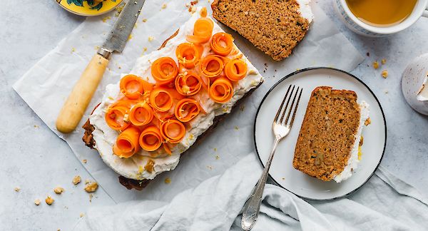 Saftiger Karottenkuchen mit einem Hauch von YOGI TEA® Ingwer Zitrone