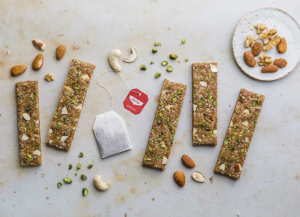 Gesunder Energieschub: Edler Power-Nuss-Frucht-Riegel mit YOGI TEA® Grüne Energie