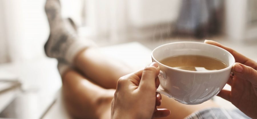 Eine Frau genießt eine Tasse Tee