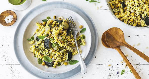 Salade de pâtes vertes aux pois chiches et YOGI TEA® Équilibre Basique