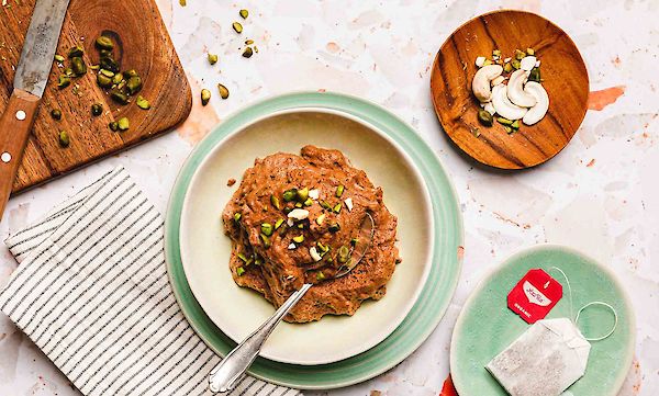 Romige chocolademousse met aquafaba & noten