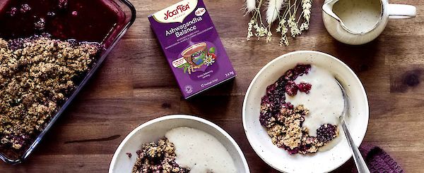 Blackberry crumble with coconut and almond sauce – with YOGI TEA® Ashwagandha Balance