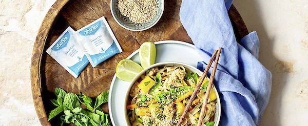 YOGI TEA® Sweet Chili – Rice noodle salad with mango and sweet chilli tofu