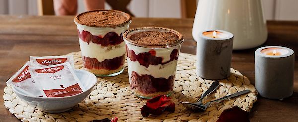 Veganes Teeramisu mit Kirschen und YOGI TEA® Schoko