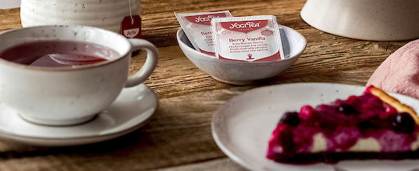 Veganer Käsekuchen mit einer Glasur aus roten Beeren - YOGI TEA® Rote Beeren Vanille