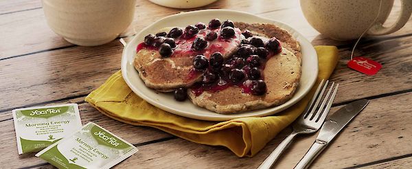 Vegan pancakes with blueberries and YOGI TEA® Morning Energy